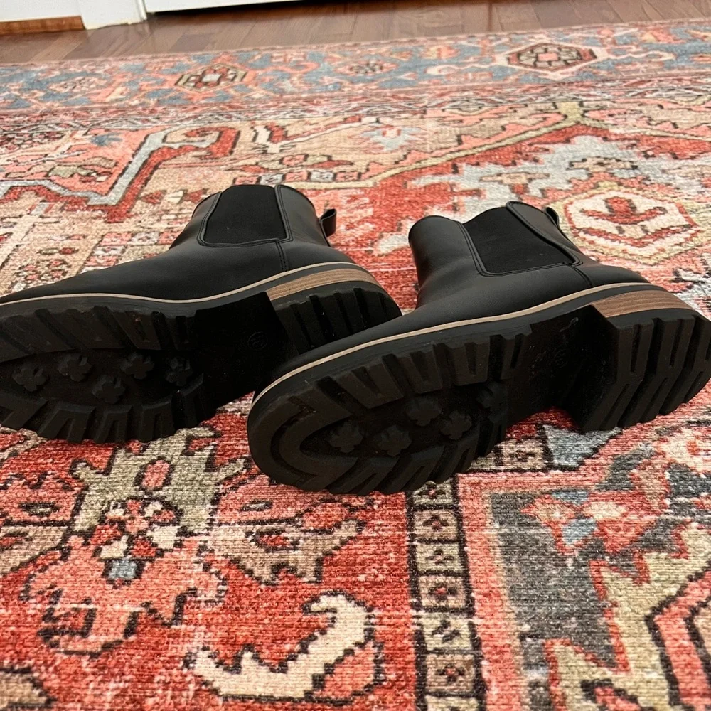 Universal Thread - Black Chelsea Boots - size 8.5 - perfect condition - Picture 4 of 4